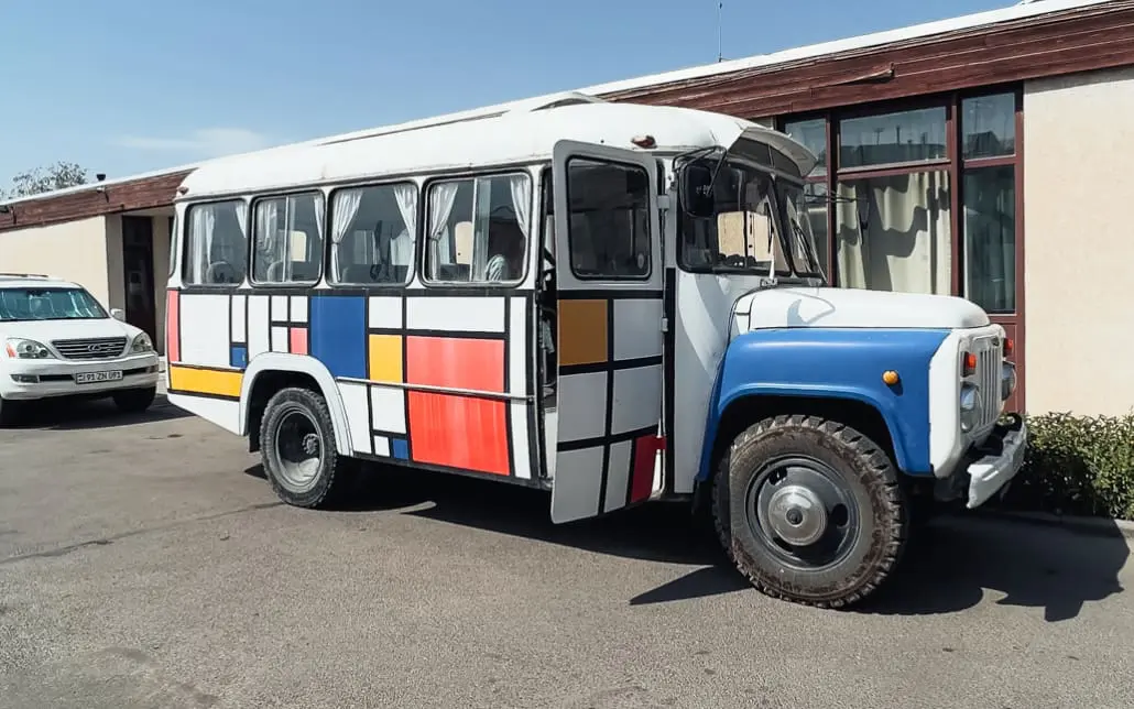 Tour mit dem Mondrian Bus in Gyumri