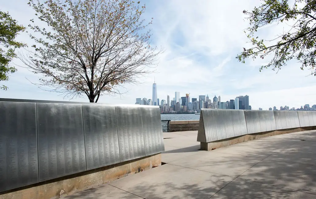 Außen Ellis island: Namen der Immigranten im Park