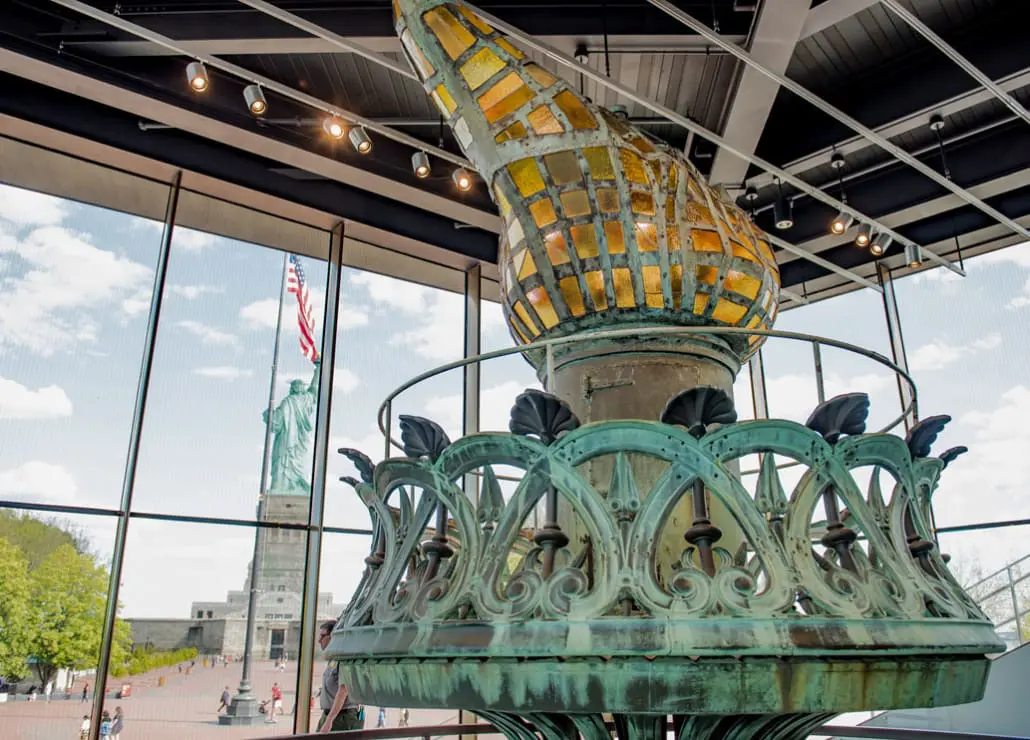 Die originale und beschädigte Fackel der Freiheitsstatue im Museum