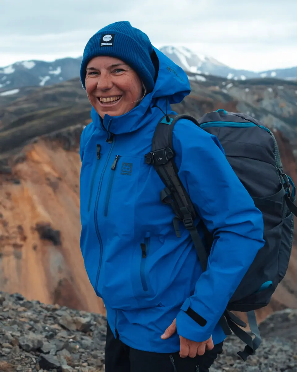 Für Wanderungen im Hochland Islands benötigst du auch im Sommer eine Mütze, Handschuhe und Schal.