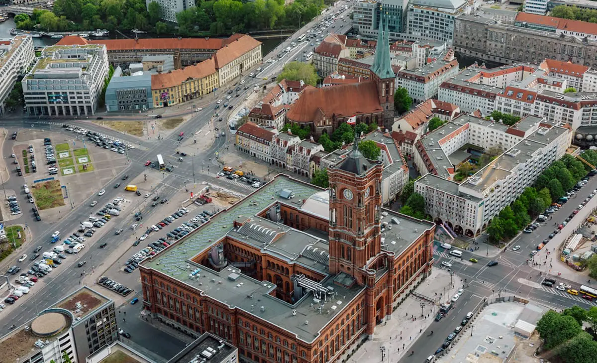 Aussicht auf das Rote Rathaus in Berlin-Mitte vom Alexanderturm