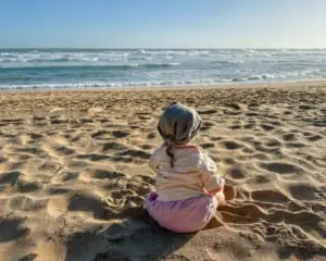 Baby am Strand in Südafrika