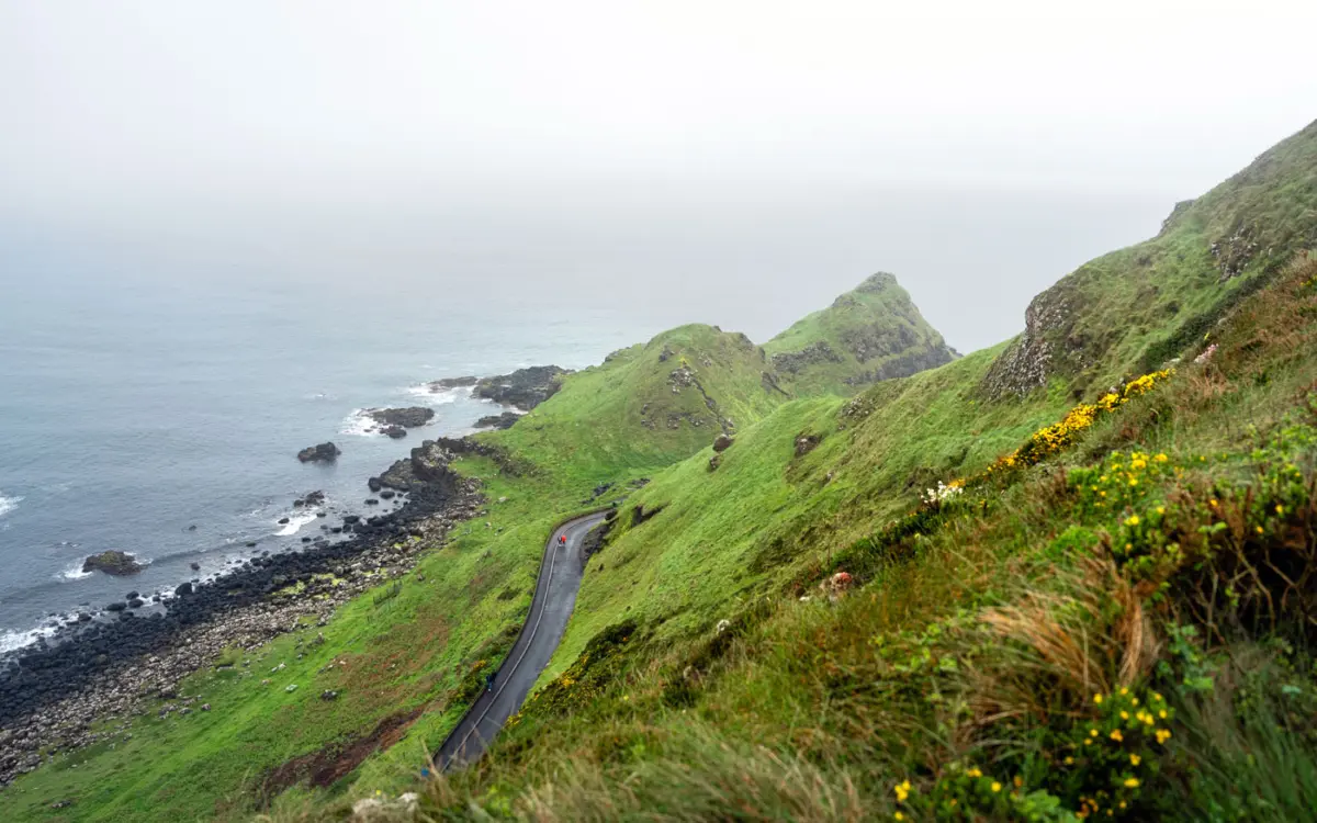 Blick auf die Straße vom oberen Küstenweg am Giants Causeway