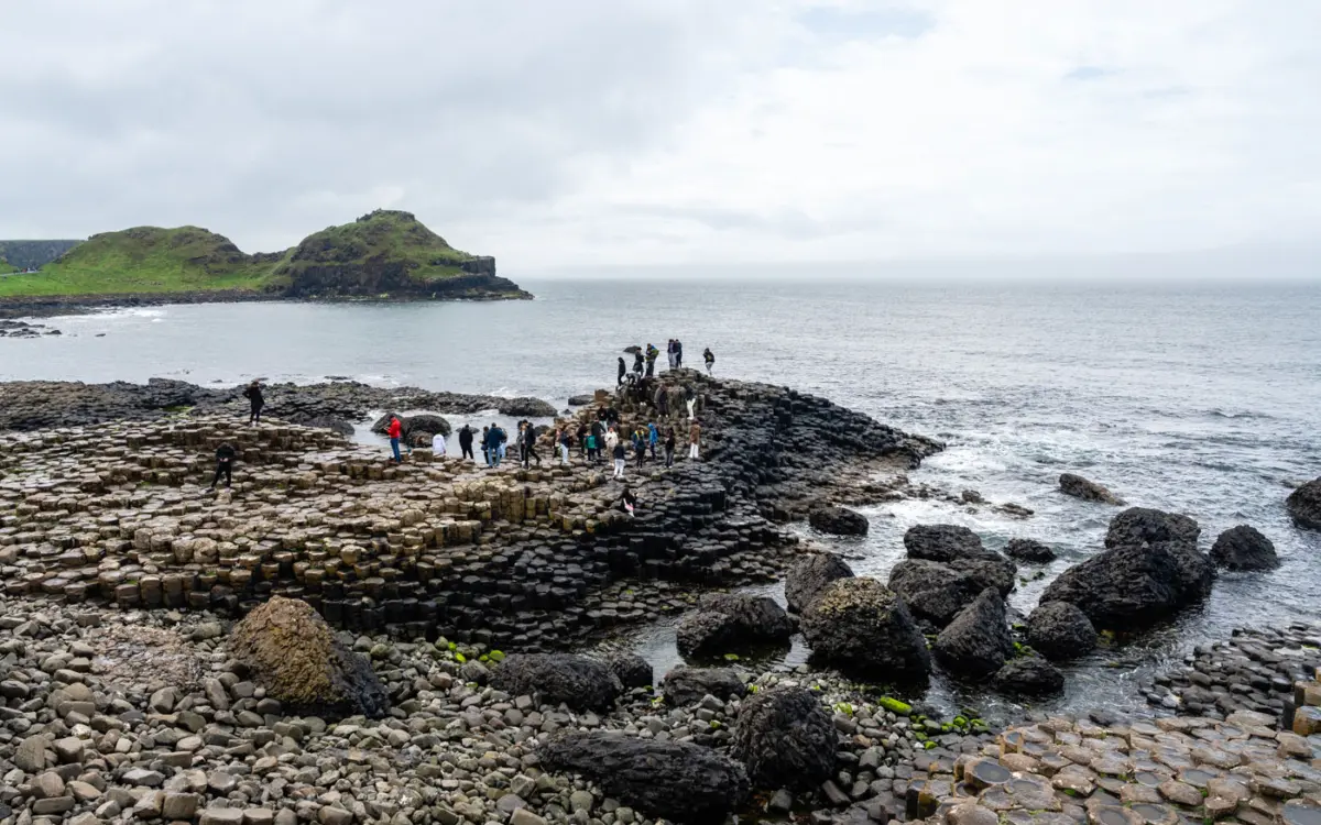 Giant's Causeway viele Touristen das ganze Jahr