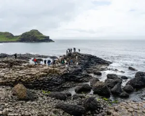 Giant's Causeway viele Touristen das ganze Jahr