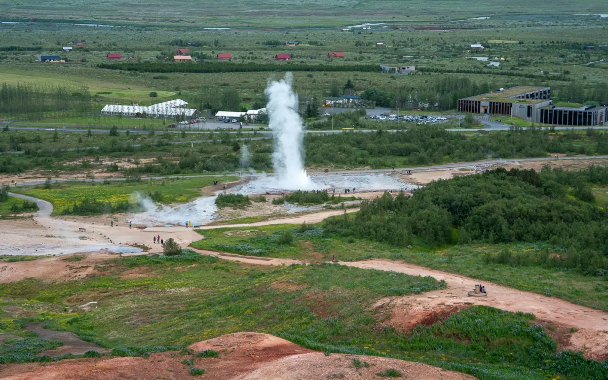 Der Strokkur Geysir im Geothermalgebiet Haukadalur