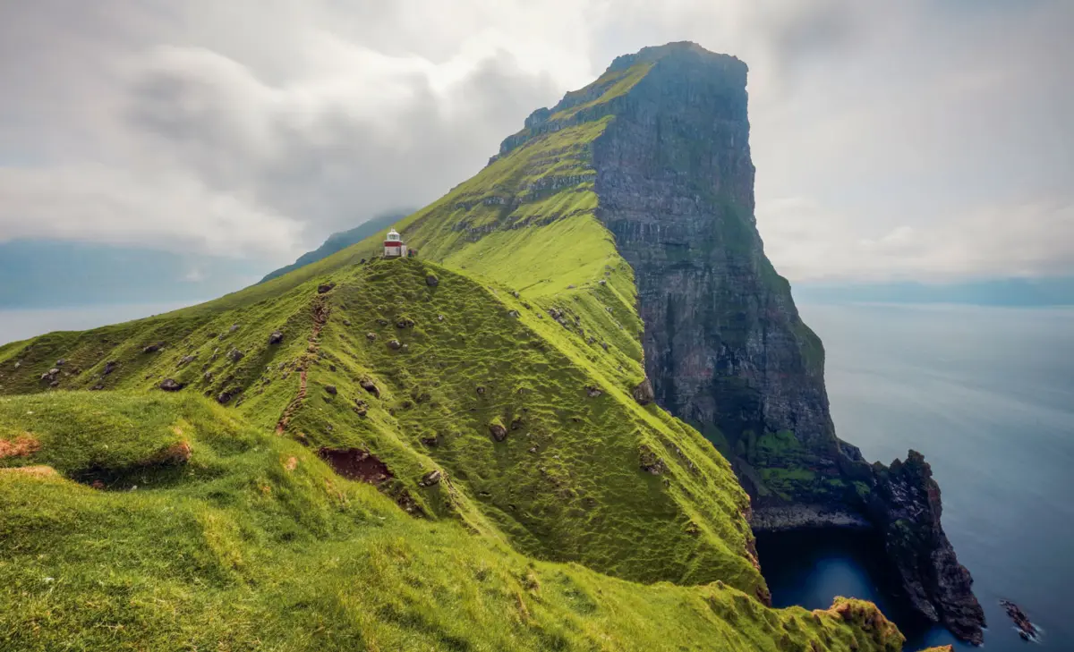 Der berühmte Leuchtturm auf Kalsoy, Färöer Inseln (Insel Kalsoy)