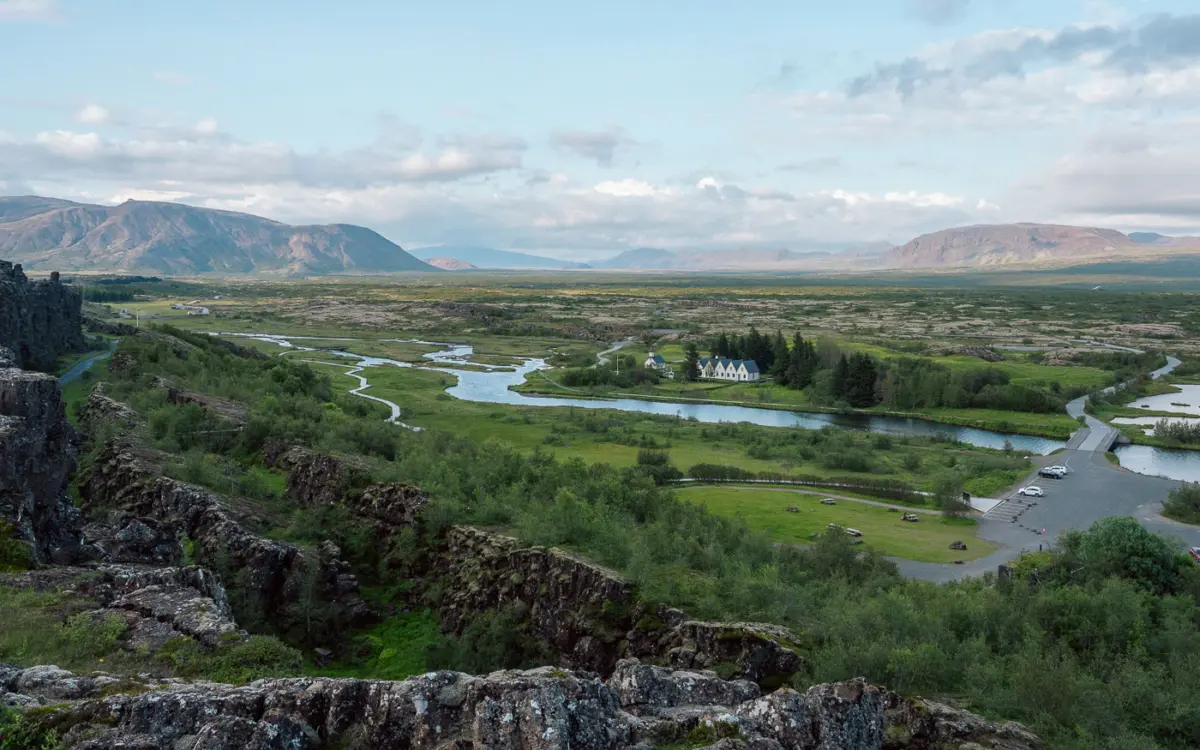 Thingvellir im Sommer - alles grün