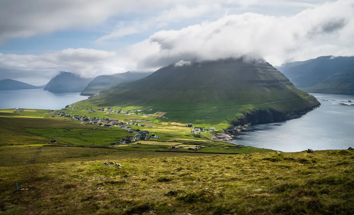 Blick zurück auf das Dorf Viðareiði und den pyramidenförmigen Malinsfjall
