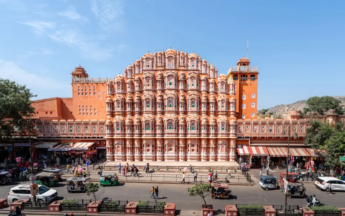 Hawa Mahal, der Palast der Winde in Jaipur von einem Café aus fotografiert