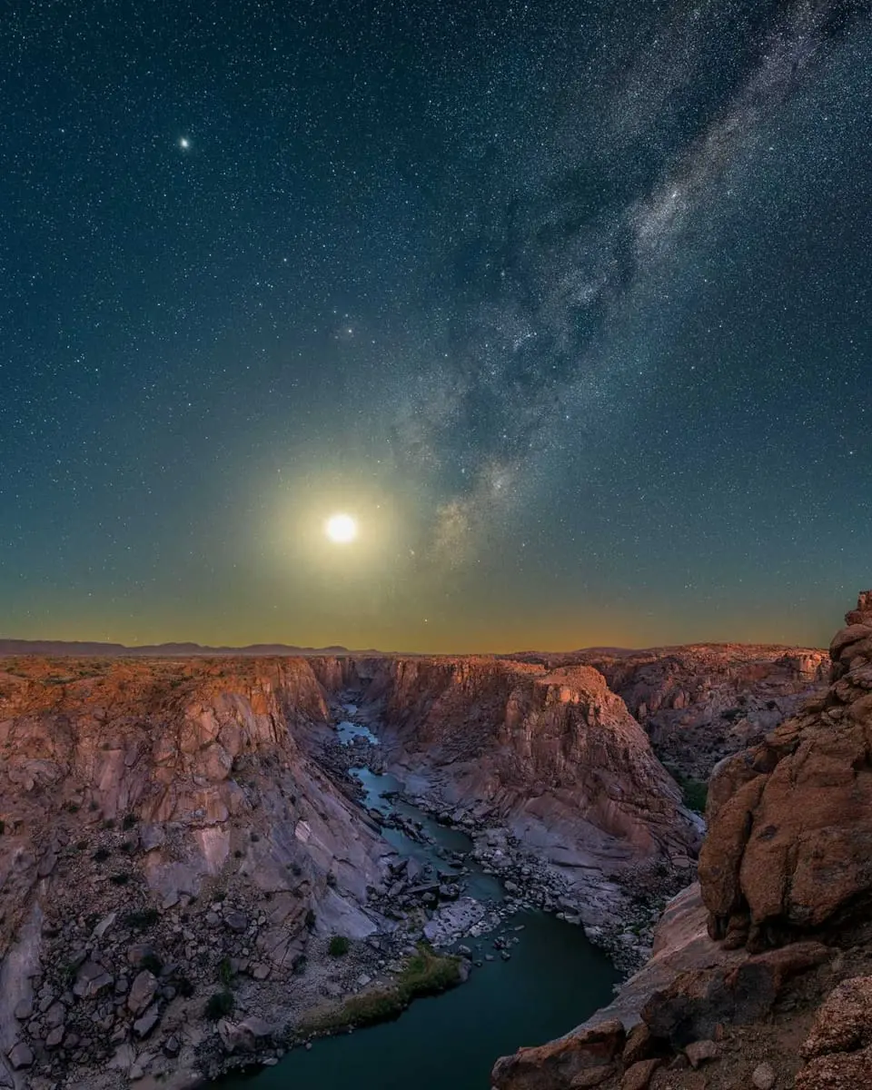 Milchstraße im Augrabies Falls National Park mit Blick auf die Schlucht und den Orange River