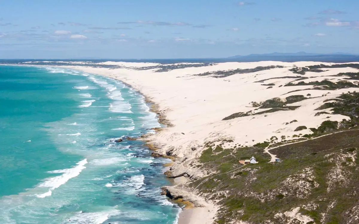 Weiße Dünenlandschaft im De Hoop Nature Reserve in Südafrika