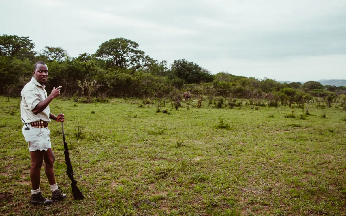 Hluhluwe-iMfolozi-Park in Südafrika Safari zu Fuß Nashorn