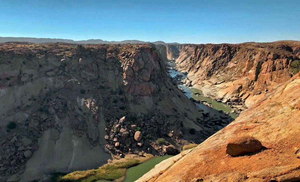 Der Orange River fließt im Augrabies Falls National Park in einer tiefen Schlucht