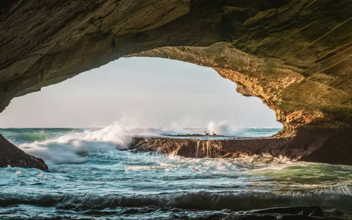 Im Inneren des Waenhuiskrans Caves (Höhlen) - Zugang bei Flug über das hintere Loch