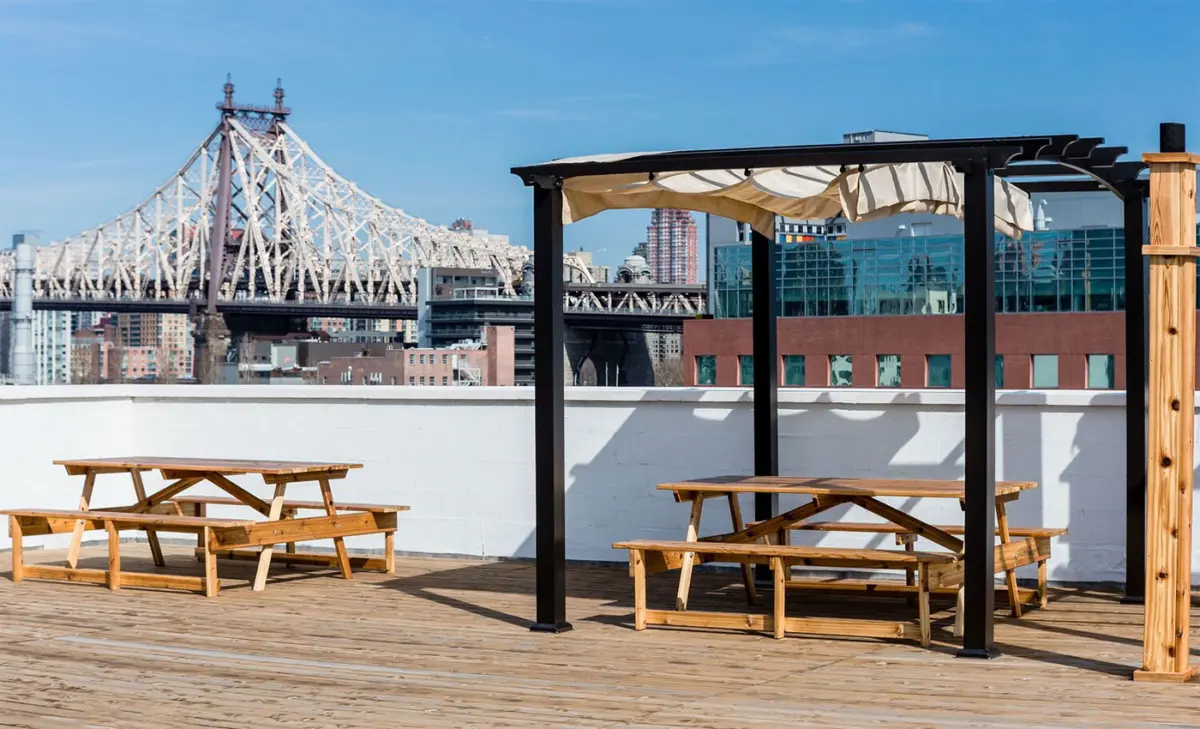 Dachterasse mit Aussicht: LIC Hotel in Long Island (Foto: LIC Hotel)