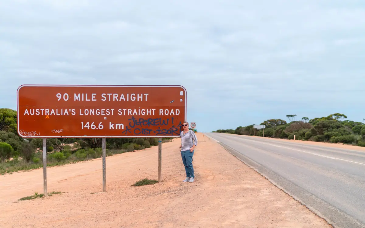 Nullarbor Plains - längste gerade Straße Australiens mit 146,6 km