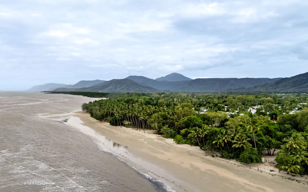 Four Mile Beach in Port Douglas, wo das Great Barrier Reef auf den Daintree Rainforest trifft