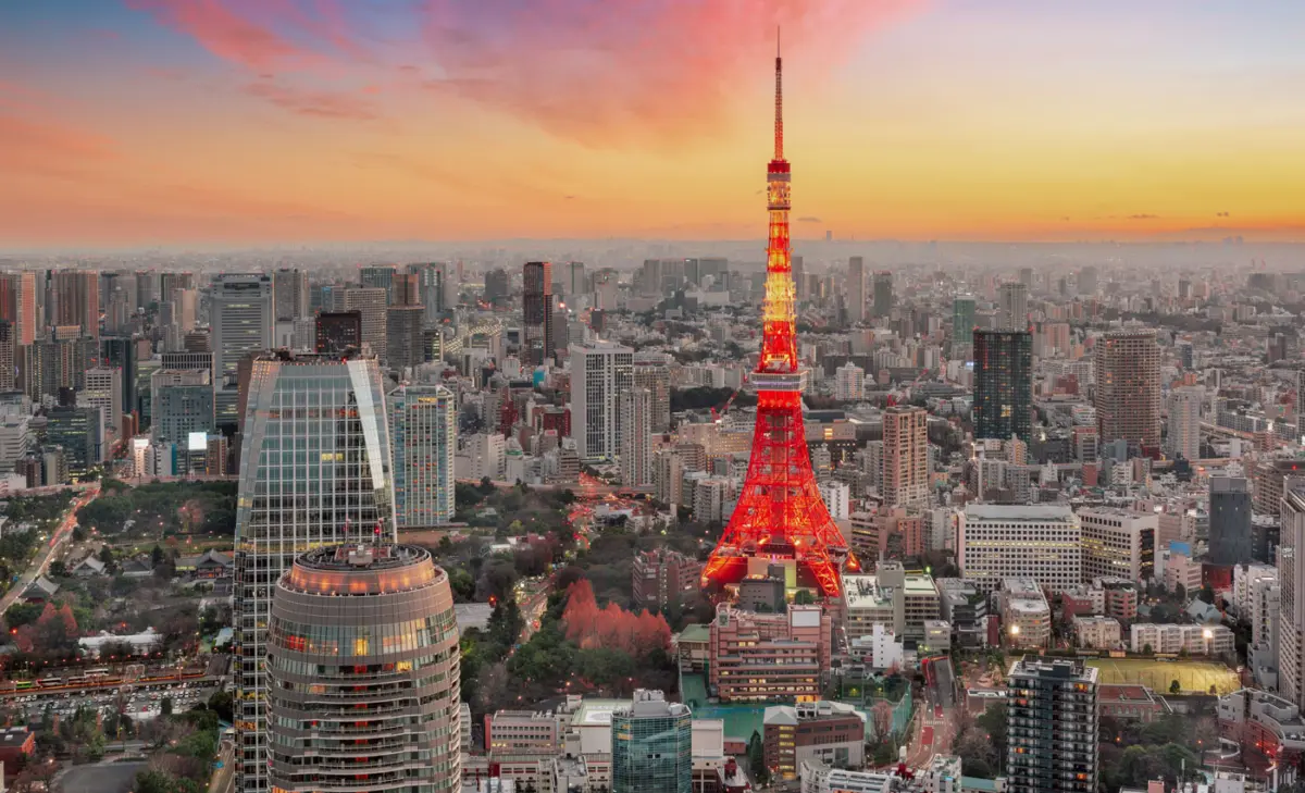 Aussicht von Toranomon auf Skyline von Tokio in Dämmerung