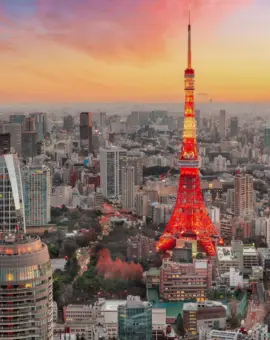 Aussicht von Toranomon auf Skyline von Tokio in Dämmerung