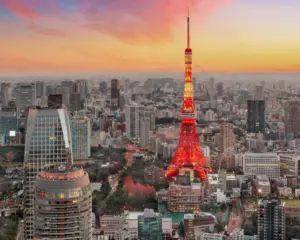 Aussicht von Toranomon auf Skyline von Tokio in Dämmerung
