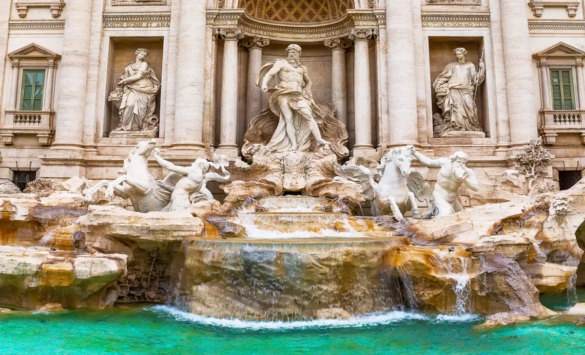 Trevi Brunnen in Rom: Meeresgott Neptun, der auf einem von Seepferden gezogenen Muschelwagen thront