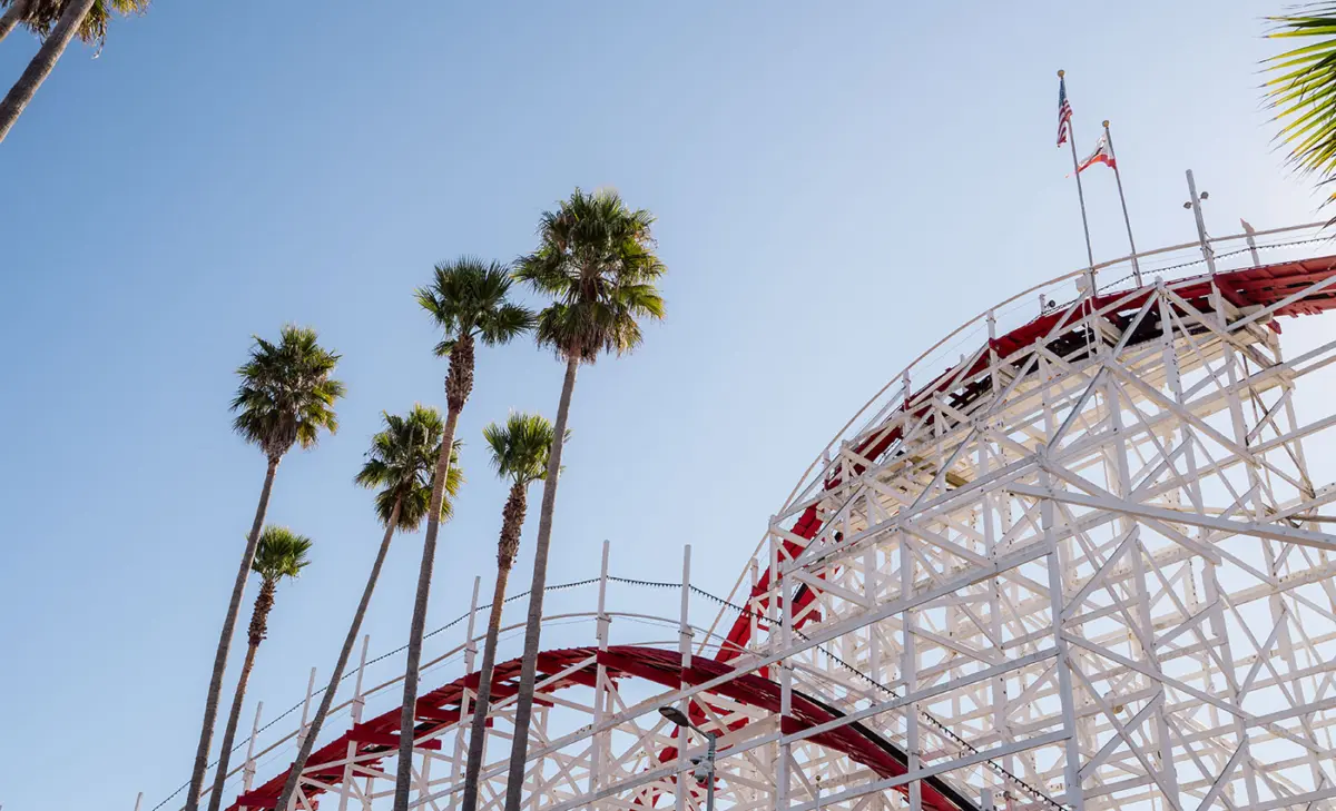 Giant Dipper, eine historische Holzachterbahn aus dem Jahr 1924 am Santa Cruz Boardwalk