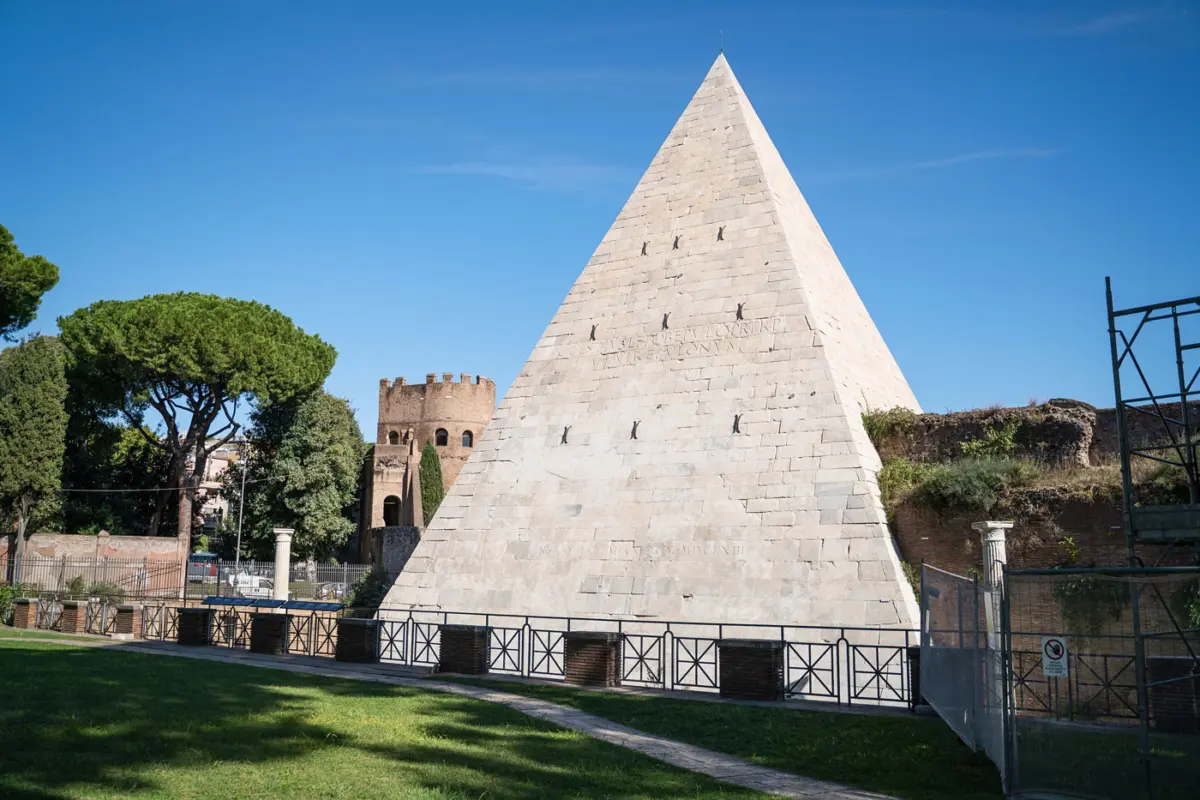 Pyramide des Caius Cestius in Testaccio Rom