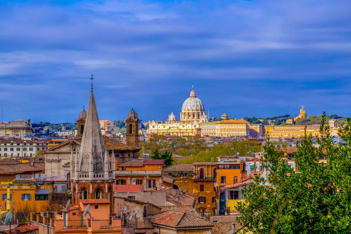 Rom: Aussicht Pincio Hügel zum Sonnenuntergang auf City und Petersdom