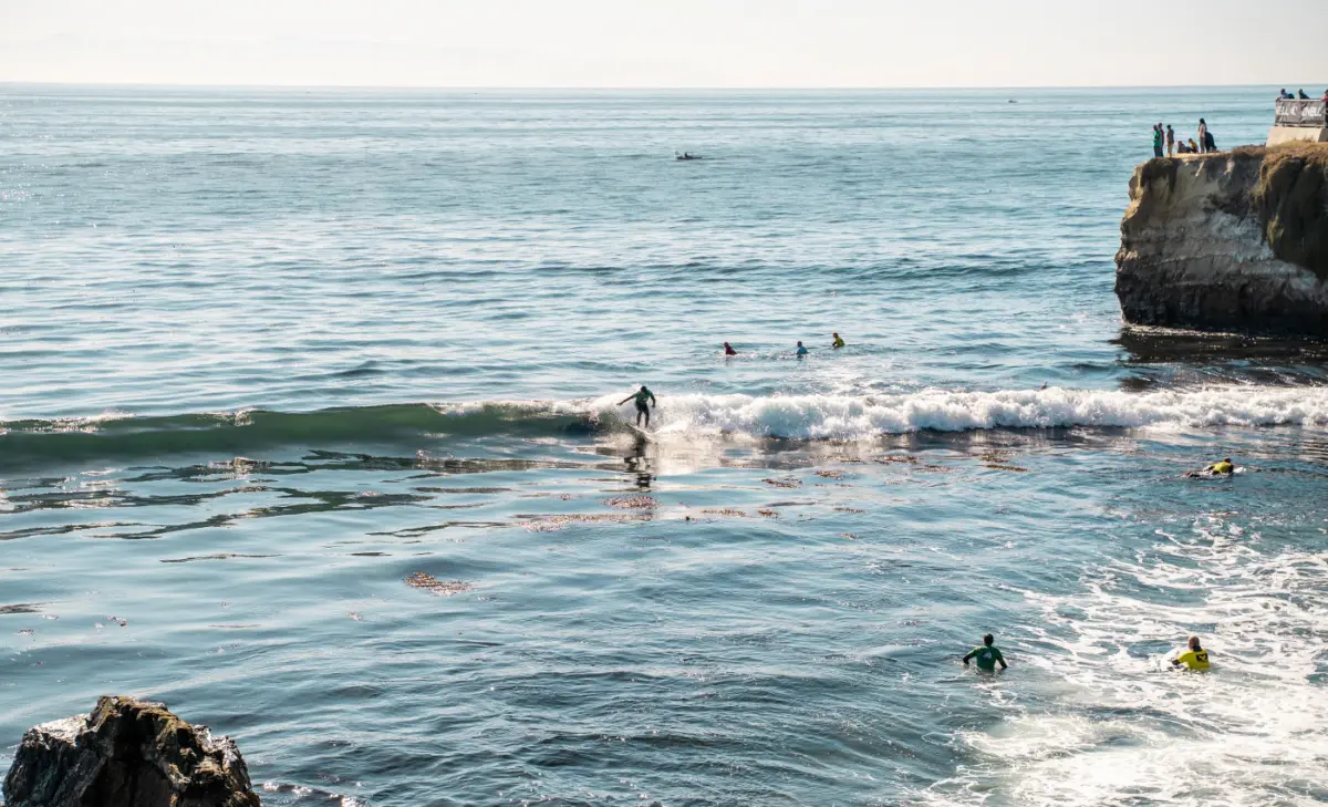 Surfer beim Spaziergang entlang des West Cliff Drive, Santa Cruz