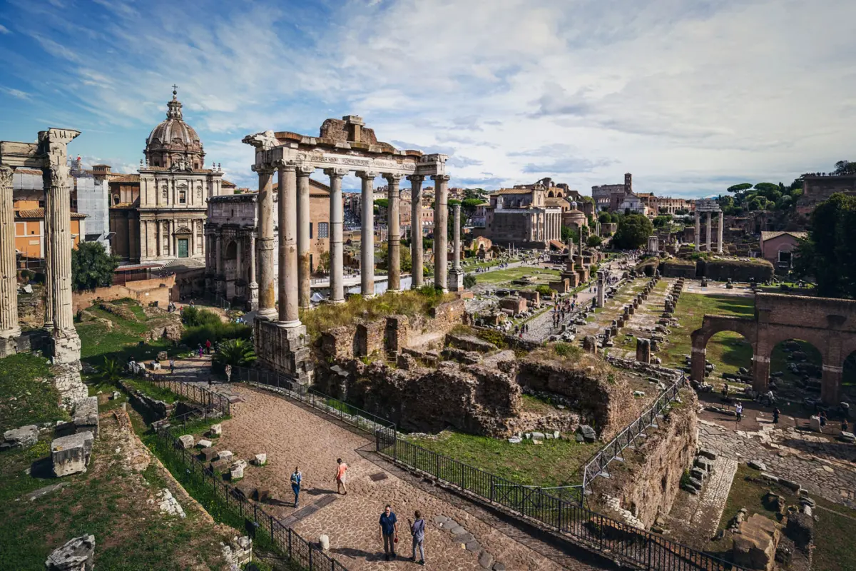 Tempel des Saturn im Forum Romanum in Rom