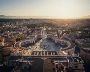 Vatikan Rom Sehenswürdigkeiten besichtigen: Blick von der Kuppel und Terrasse des Petersdom im Vatikan