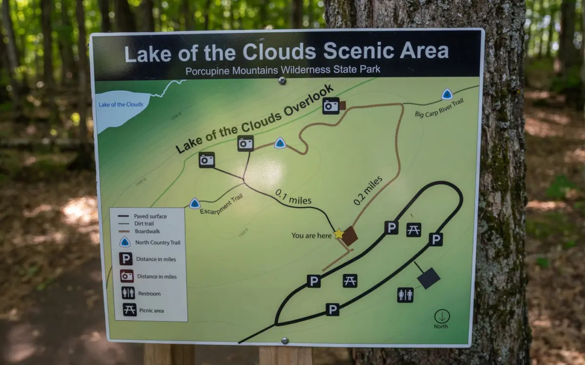 Schild Aussichtspunkt Lake of the Clouds Scenic Area im Porcupine Mountains Wilderness State Park