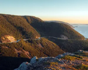 Nova Scotia Rundreise: Skyline Trail mit Blick auf Cabot Trail beim Sonnenuntergang