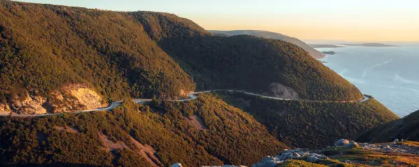 Nova Scotia Rundreise: Skyline Trail mit Blick auf Cabot Trail beim Sonnenuntergang