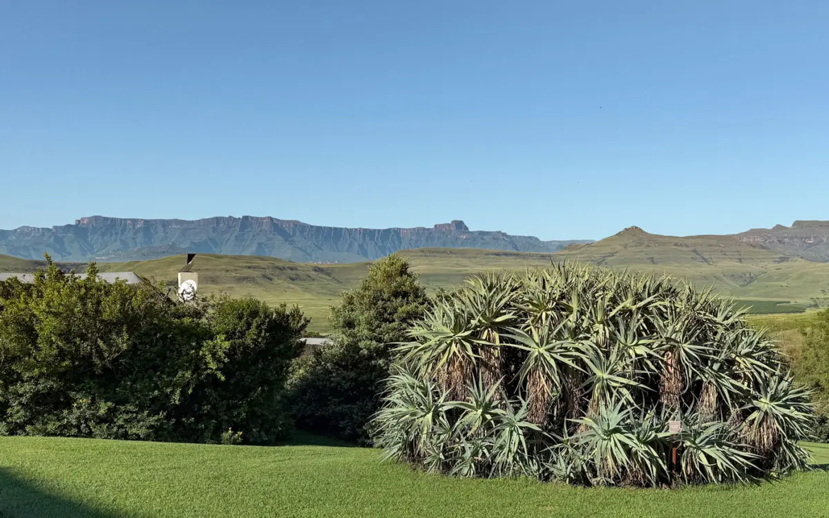 Ausblick von der Montusi Mountain Lodge auf das Amphitheater.