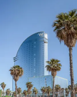 Wer kennt es nicht? Das W Hotel in Barcelona steht in Barceloneta und ist von weitem zu sehen