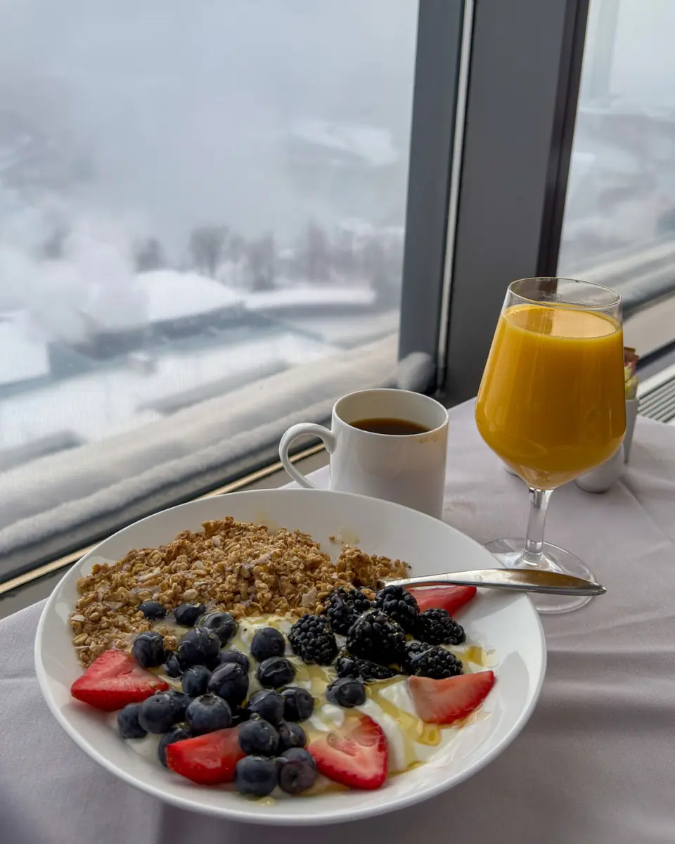 Leider verschwinden die Niagarafälle hier im Nebel, aber die Aussicht ist beim Hotelfrühstück wirklich super
