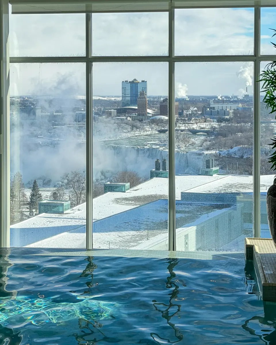 Blick vom Hotelpool auf die Horseshoe Falls der Niagarafälle