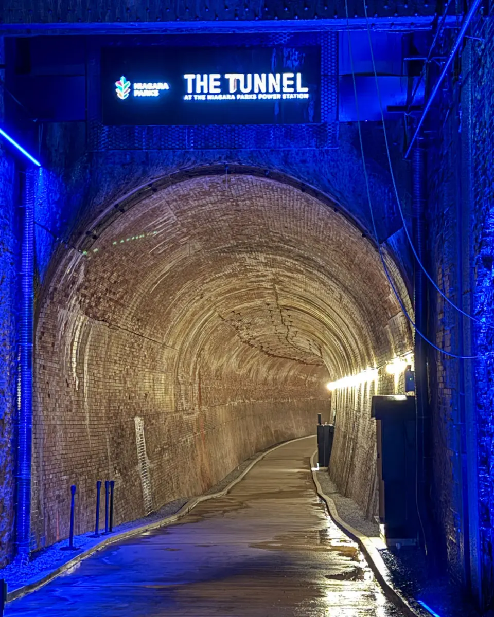 In diesem 671 m langen Tunnel waren wir ganz alleine. Hier floss einst das Wasser durch. Niagarafälle.