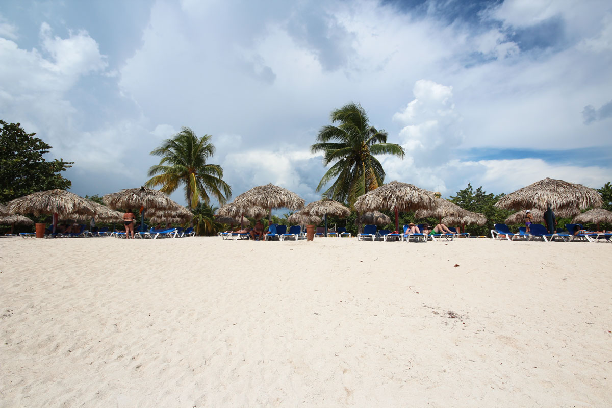 Viele Touristen, Liegen und Sonnenschirme für Schatten - das ist der Playa Ancon