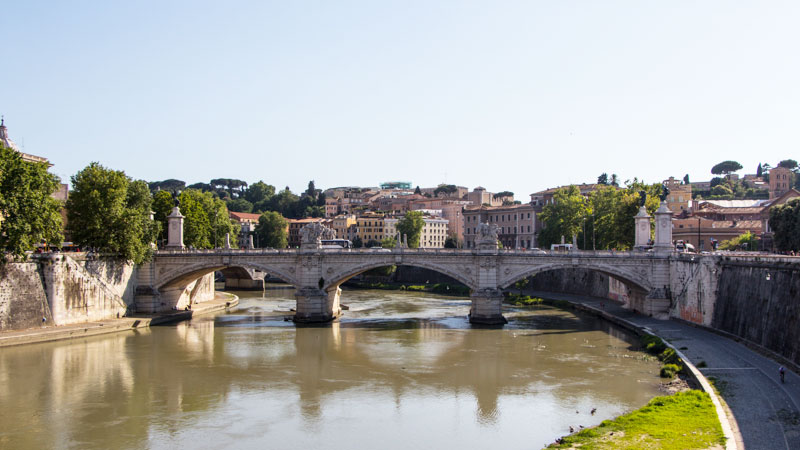 Ausblick in Rom von der Engelsbrücke auf den Tiber