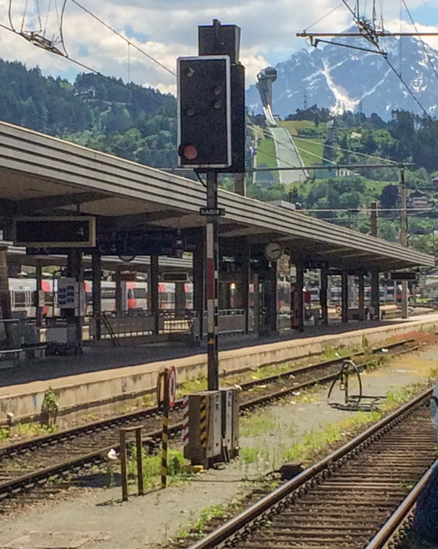 Bahnhof in Innsbruck mit Blick auf die Bergisel Schanze