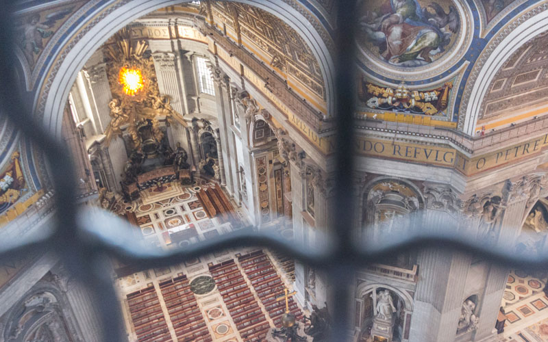 Petersdom Kuppel in Rom Blick hinab