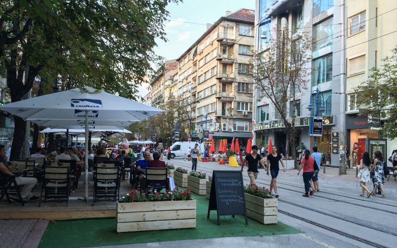 Sofia bezienswaardigheden: winkelstraat met veel cafés