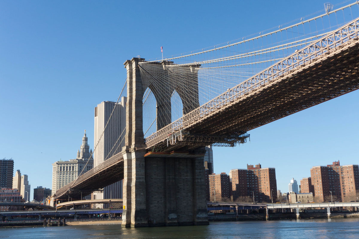 Die Brooklyn Bridge in New York ist eine der bekanntesten Sehenswürdigkeiten der Stadt