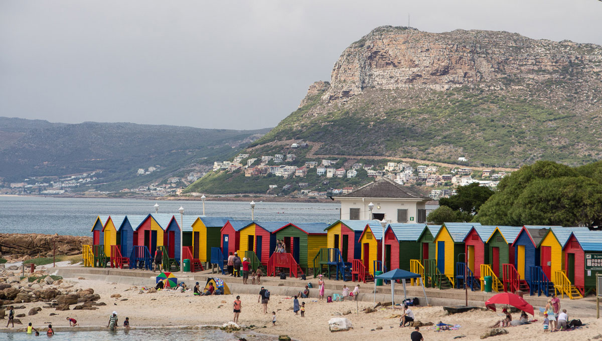 Bunte Strandhäuser am St. James Beach auf der Kaphalbinsel in Südafrika
