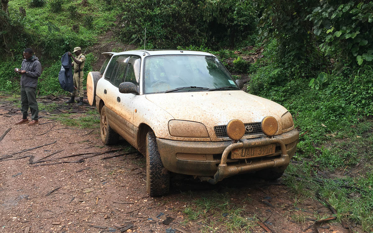 Mietwagen Urlaub Tipps matschige Straßen in Uganda