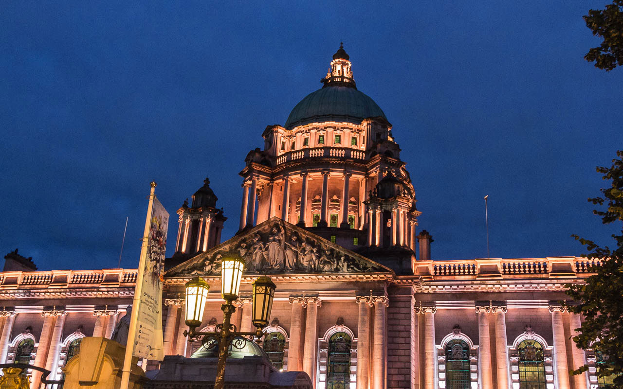 Rathaus von Belfast bei Nacht