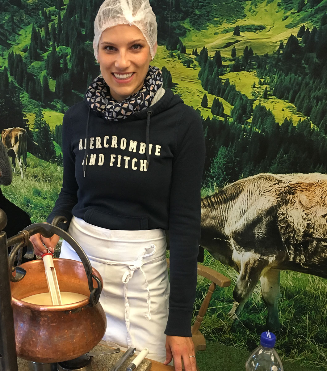 Käseschule Oberstaufen Isa stellt Käse her